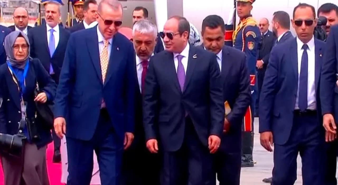 Krizden normalleşmeye en büyük adım: Erdoğan'ı Kahire'de havalimanında Mısır Cumhurbaşkanı Sisi karşıladı