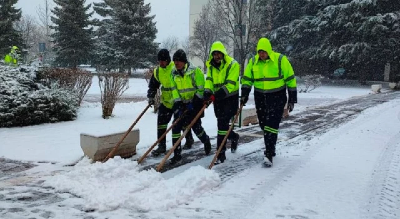 Ankara yeni güne karla uyandı