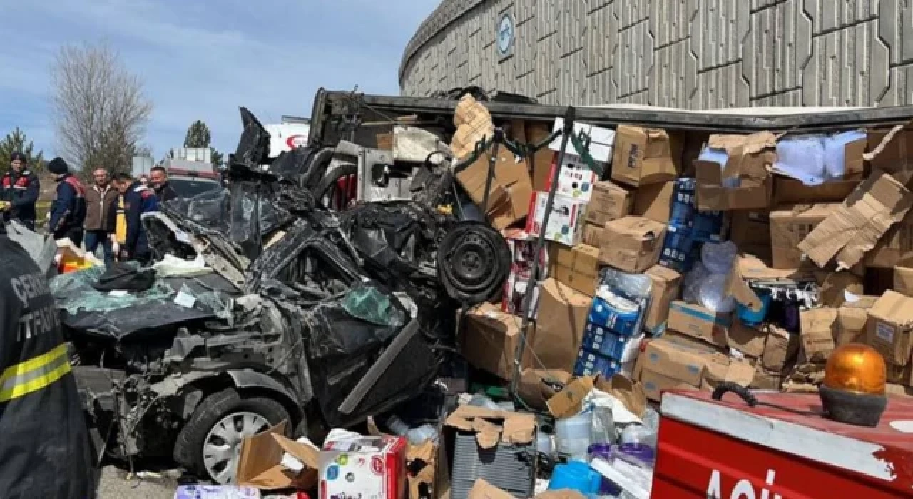 Çankırı'da TIR otomobilin üzerine devrildi: 4 kişi hayatını kaybetti