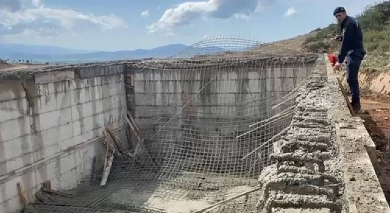 Deprem konutlarında iskele çöktü: Yaralılar var