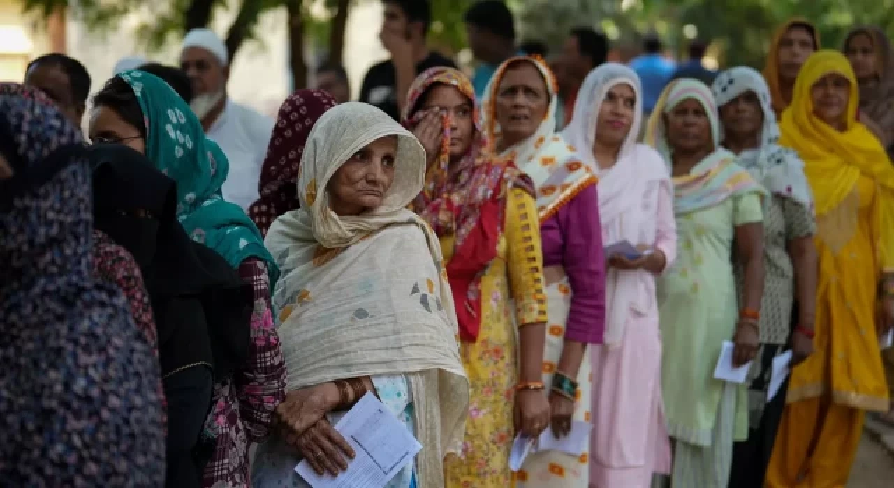 968 milyon kişi oy kullanacak: Hindistan'da 7 aşamalı genel seçimlerin ikinci aşaması başladı