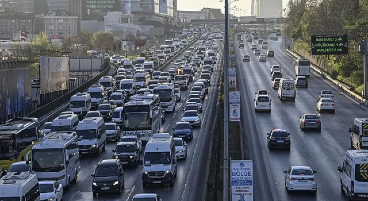 Bayram tatilinin ardından ilk iş gününde trafik yoğunluğu oluştu