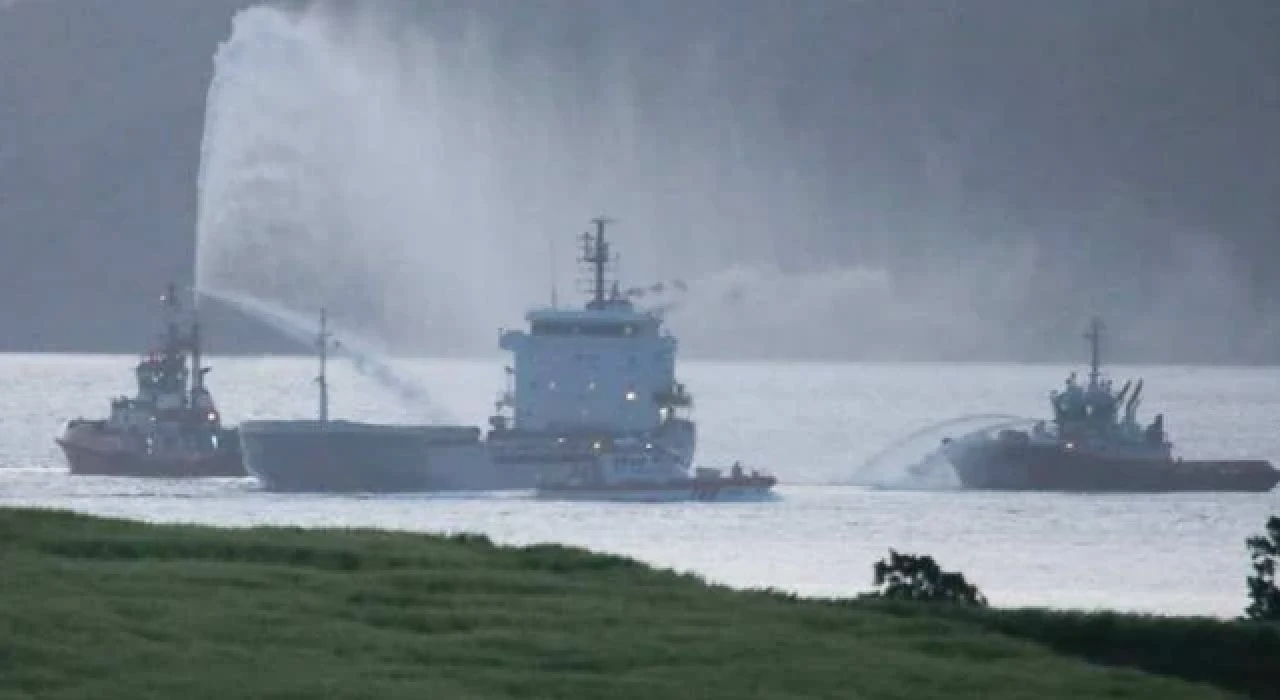 Çanakkale Boğazı'nda yanan gemi, liman bölgesine demirletildi