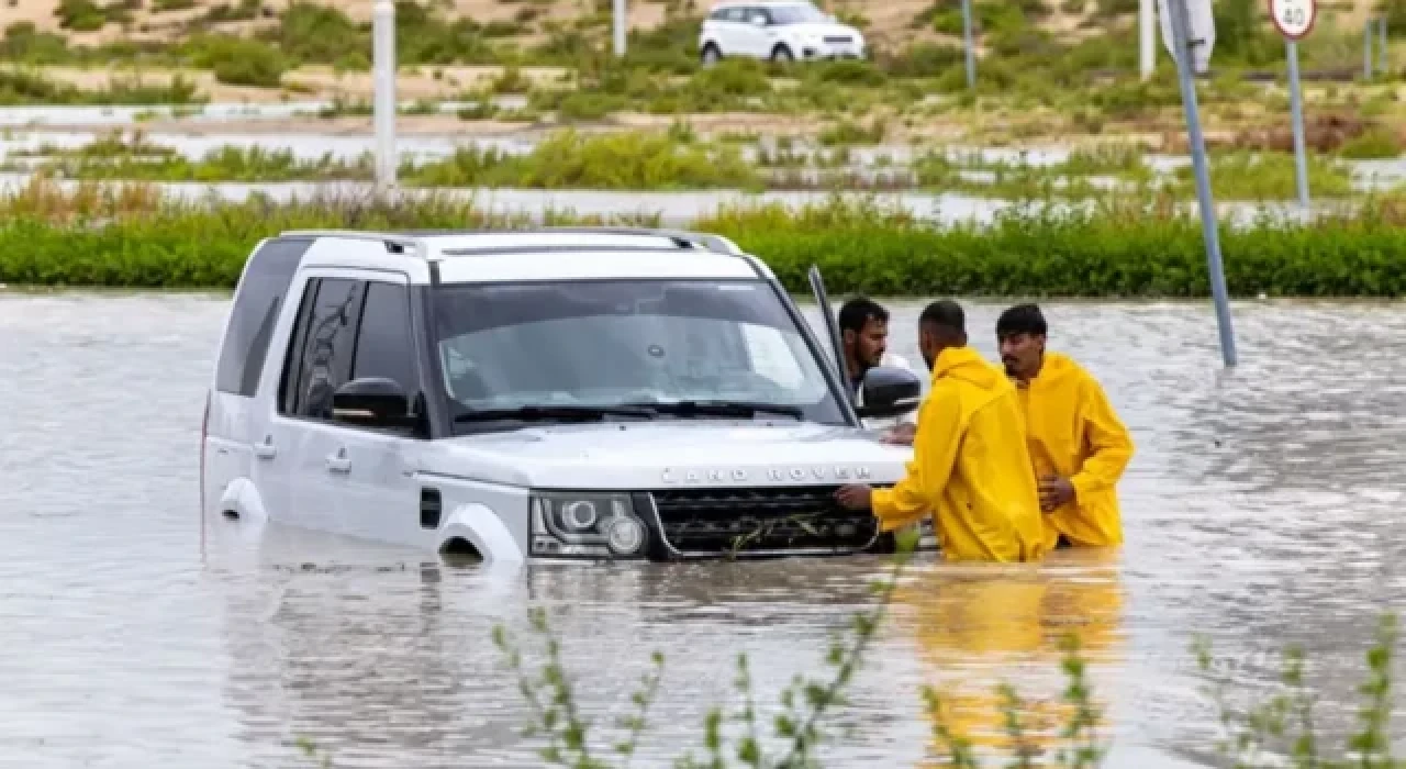 Dubai'de sel: Son 75 yılın en şiddetli yağışları