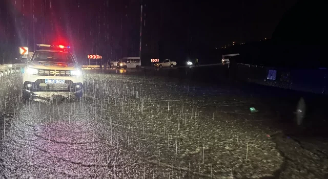 Hakkari'de sağanak yağış sele dönüştü: 15 mahalle sular altında kaldı