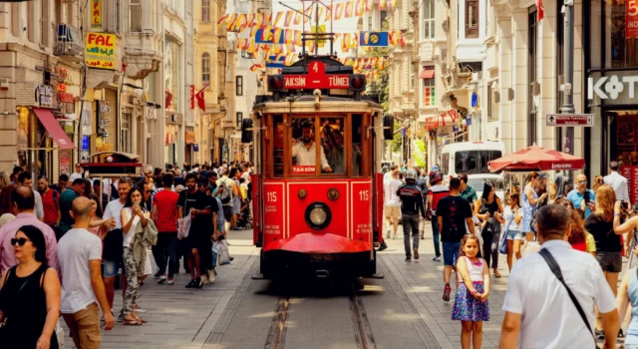 İstiklal Caddesi'nin simgelerinden nostaljik tramvaylar yerini bataryalı tramvaylara bırakıyor