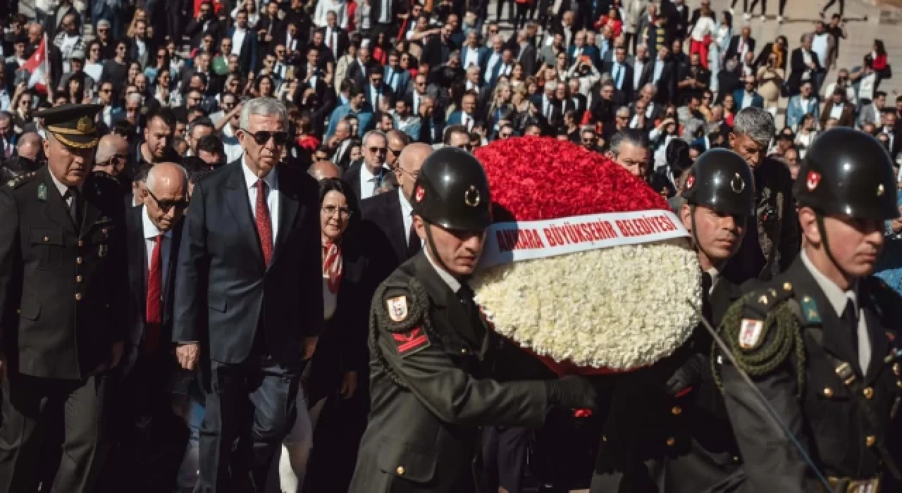 Mansur Yavaş ve yeni seçilen Ankara'nın CHP'li başkanları, Anıtkabir'i ziyaret etti