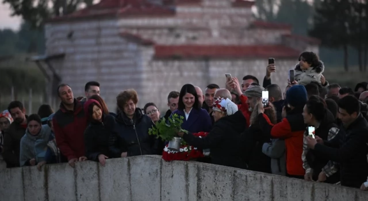 Edirne'de dilekler Tunca Nehri'ne bırakıldı