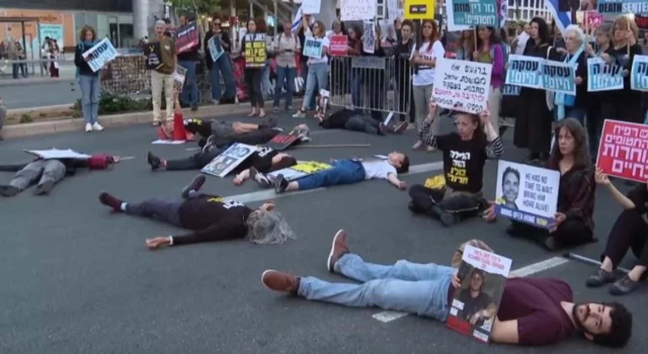 Gazze'deki İsrailli esirlerin yakınları Tel Aviv'de sessiz protesto yaptı