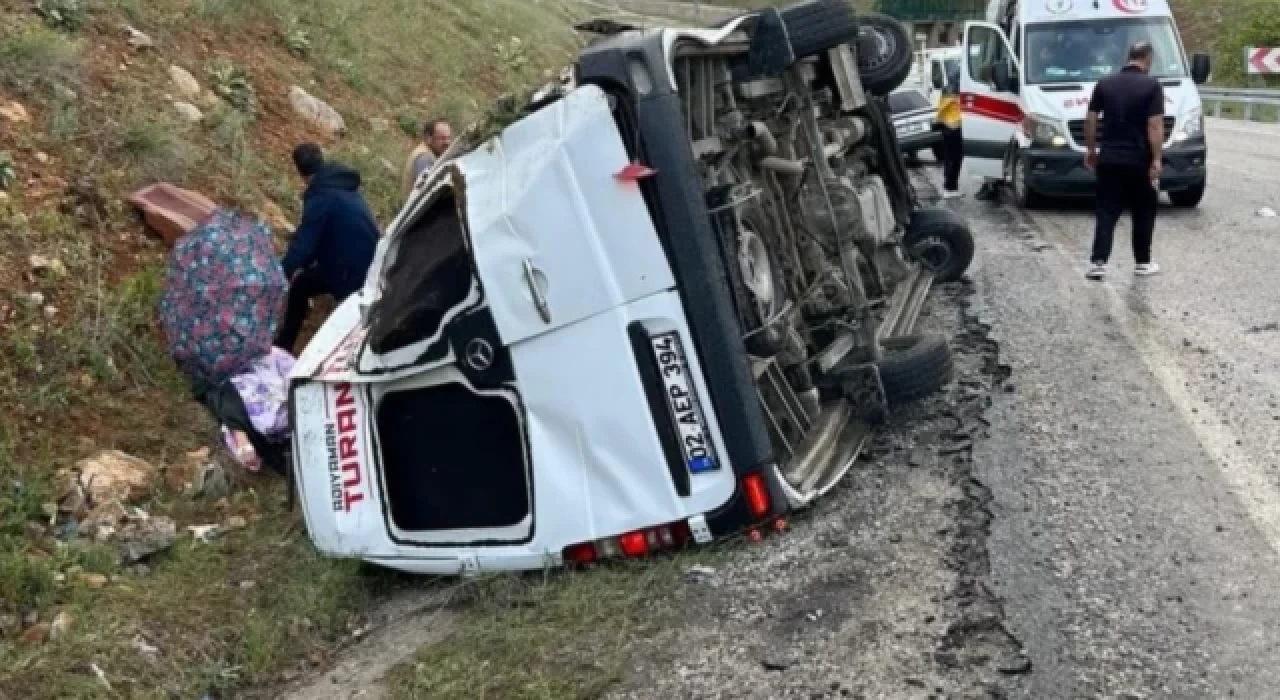 Malatya'da minibüs devrildi: 1'i ağır 12 yaralı