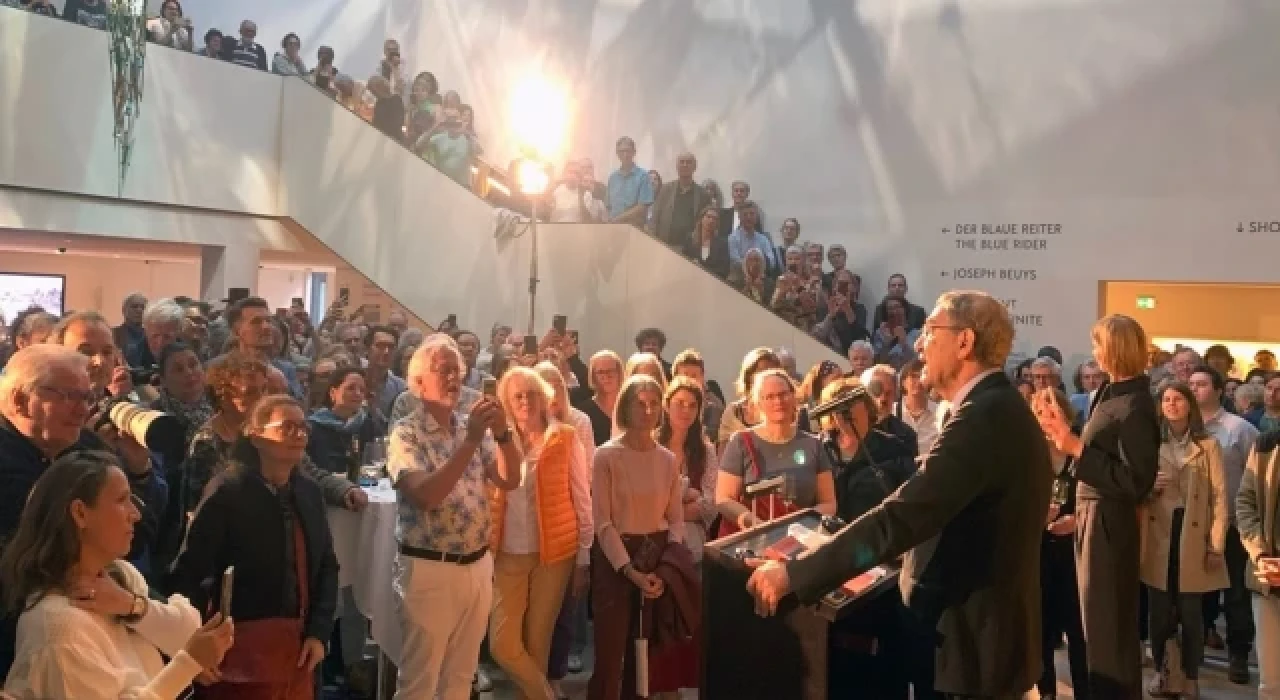 Orhan Pamuk’un Münih'teki “Şeylerin Tesellisi” isimli sergisinin açılışı izdihama neden oldu!