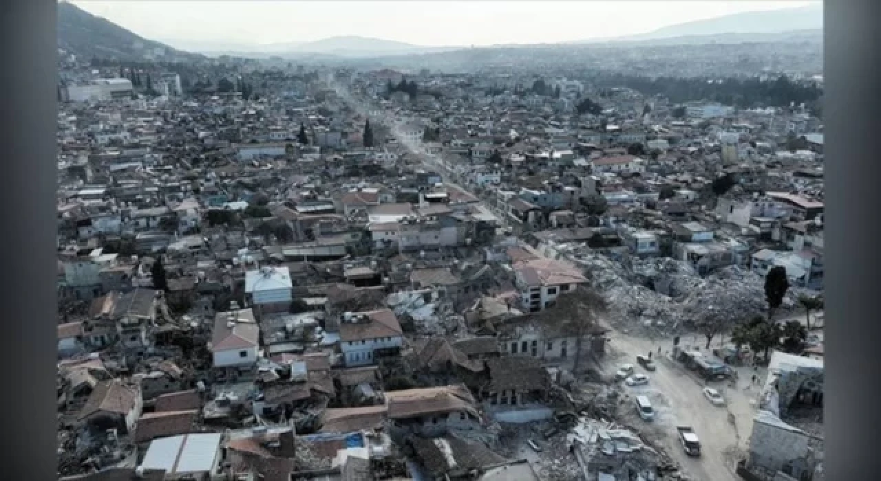 Depremde 19 şahsın hayatını kaybettiği binanın bodrumunda açılan pencere, binanın temeline zarar vermiş