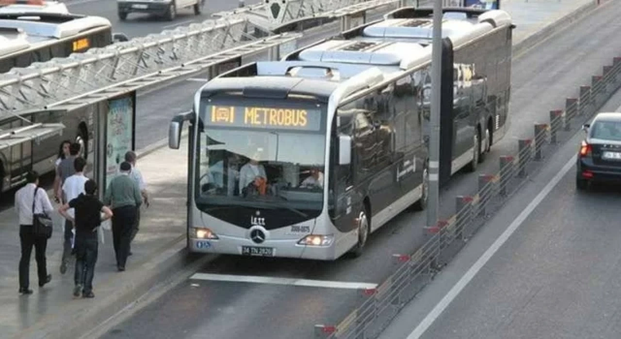 İBB duyurdu: Metrobüs durağının üst geçidinde 75 gün sürecek çalışma başlıyor