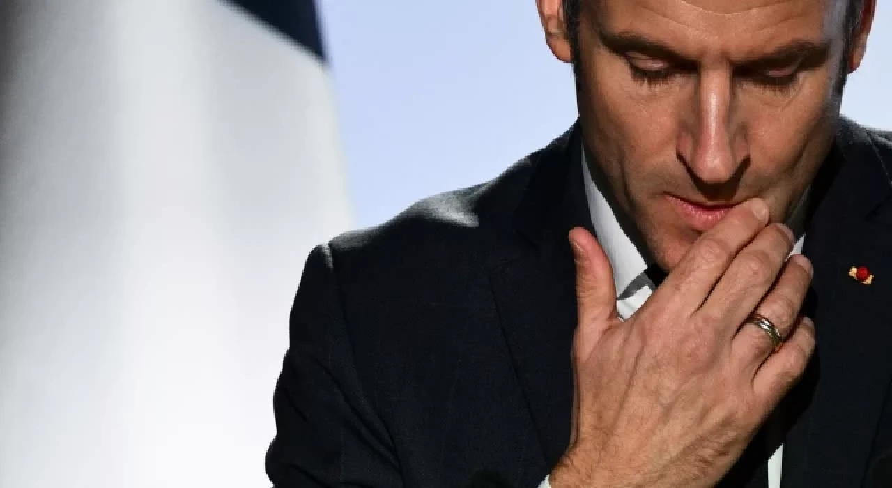 Macron, yenilgiye rağmen istifa etmeyeceğini duyurdu