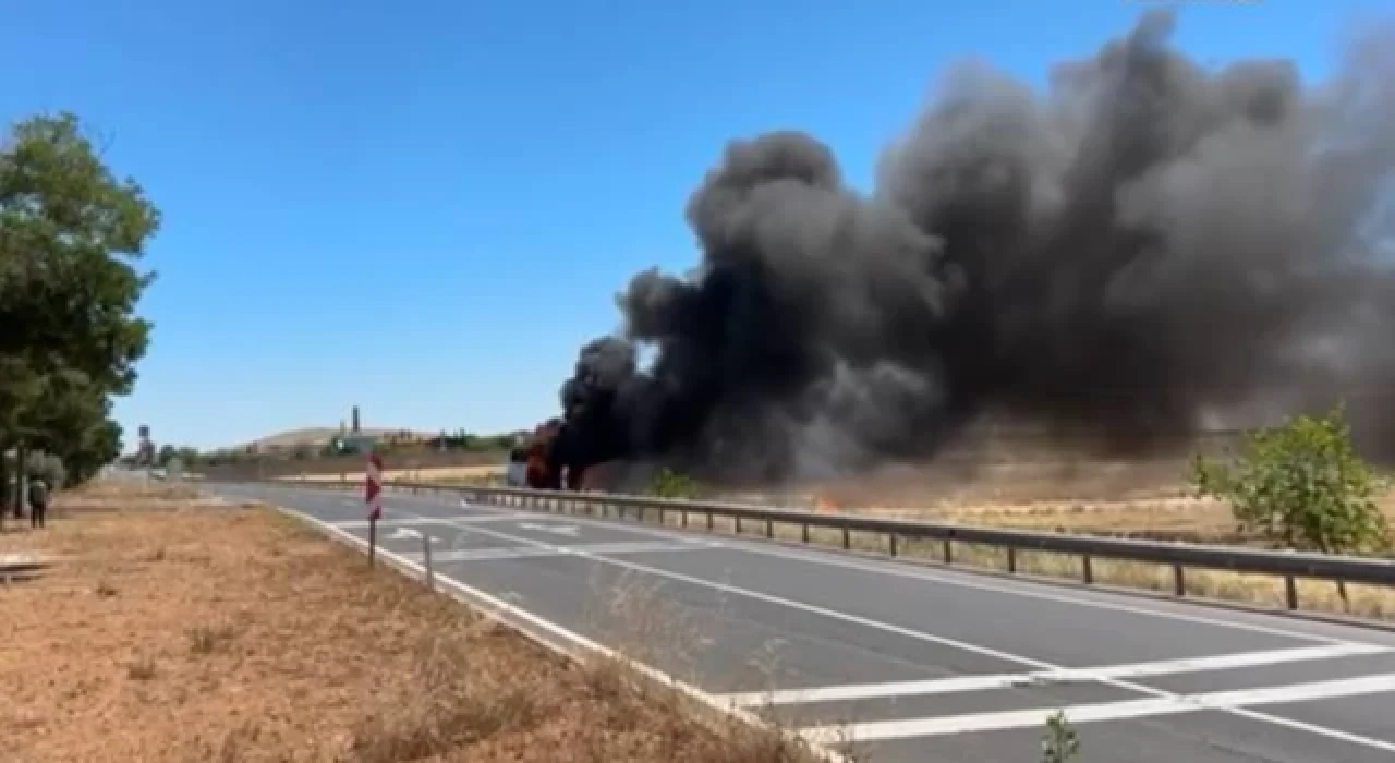 Seçimlerin yenilendiği Hilvan'a giden polisleri taşıyan midibüs alev aldı