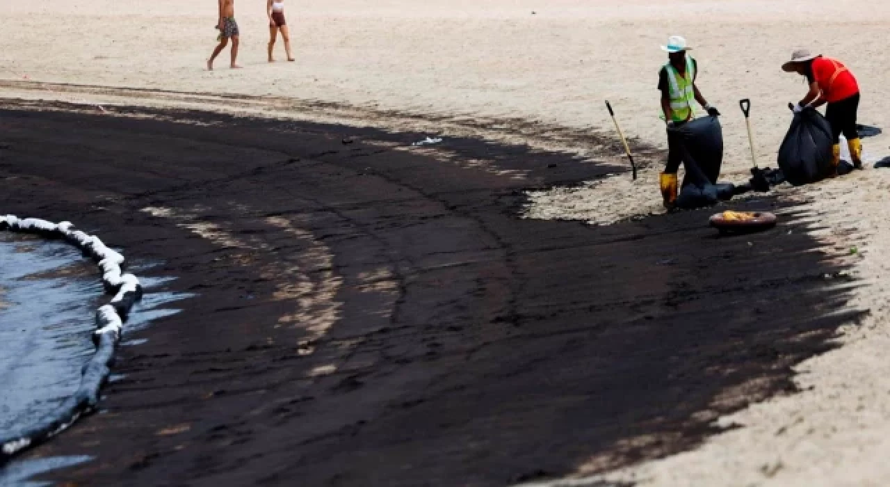 Singapur yaşanan petrol sızıntısının ardından plajları temizleme uğraşında