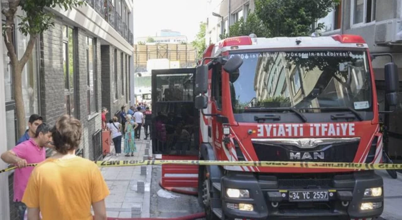 Şişli'de 5 katlı binada yangın: Mahsur kalan 4 kişi kurtarıldı