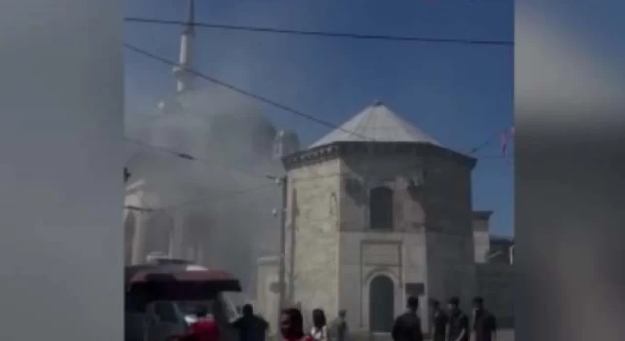 Taksim Meydanı’nda yangın: Boyalar patladı, panik yaşandı