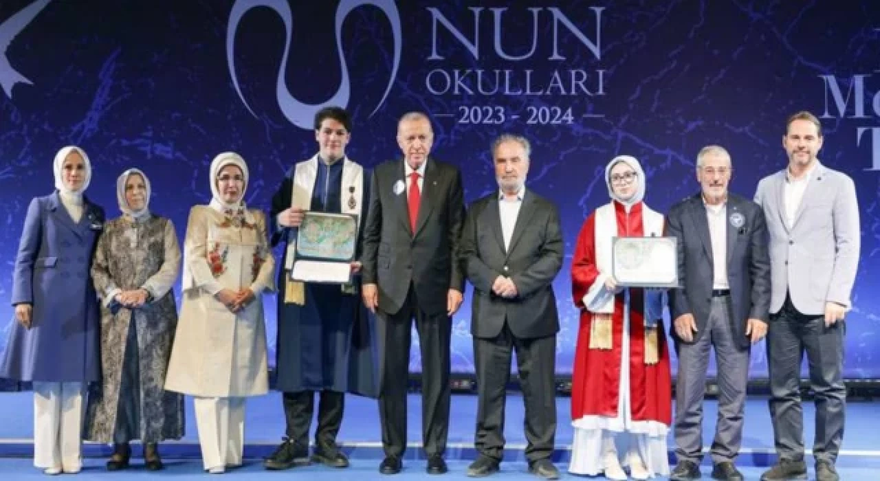 Torununun mezuniyet törenine katılan Erdoğan'dan öğrencilere nasihat: Aşkınan koşan yorulmaz