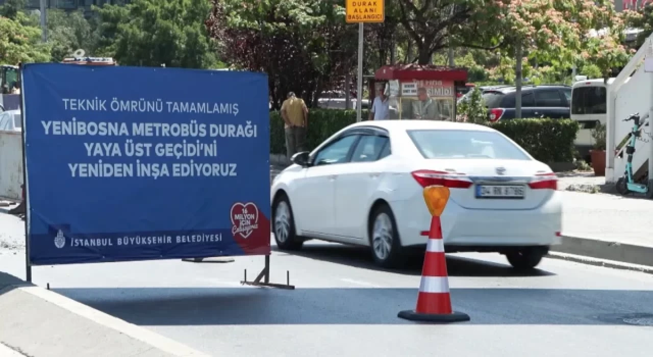 Yenibosna Metrobüs durağındaki üst geçidi yenileme çalışması başladı