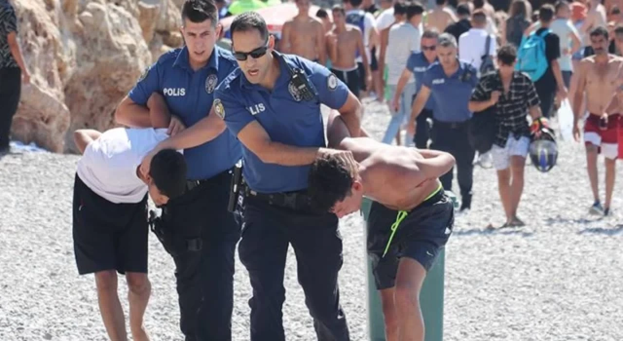 Antalya’da plajda balta ve neşterle polise direnenler biber gazıyla etkisiz hale getirildi