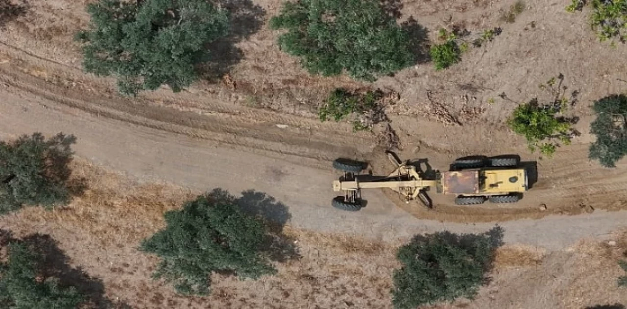 Aydın genelinde yol yapım, bakım ve onarım çalışmalarını aralıksız sürdüren Aydın Büyükşehir Belediyesi, kırsal mahalleri yenilenen yollarla buluşturmaya devam ediyor