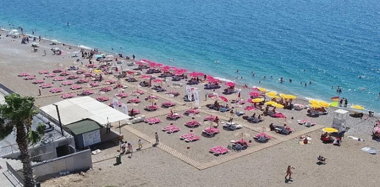 Büyükşehir Belediyesi’nin Konyaaltı Sahili’ndeki ikinci halk plajı hizmette