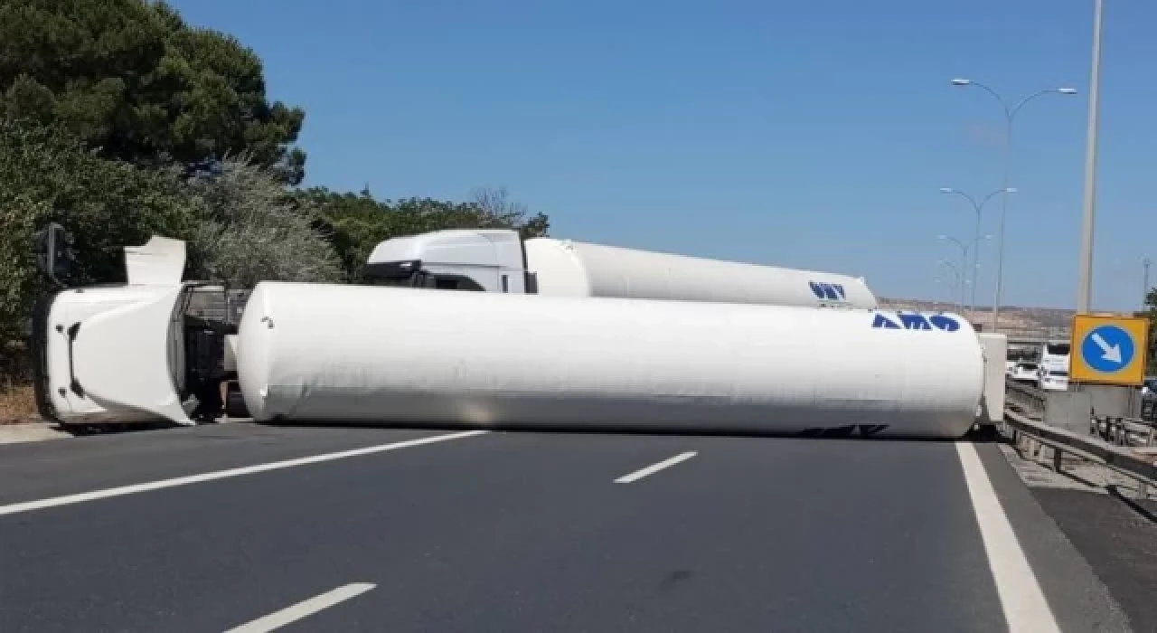 Çatalca’da gaz yüklü tankerin devrilmesi sonucu TEM Otoyolu trafiğe kapatıldı