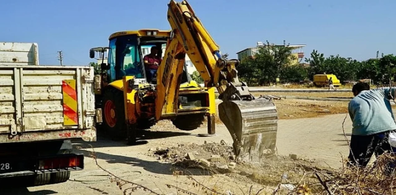 Didim Belediyesi Fen İşleri Müdürlüğü ekipleri tarafından sürdürülen yol yapım ve bakım çalışmaları tüm hızıyla devam ediyor