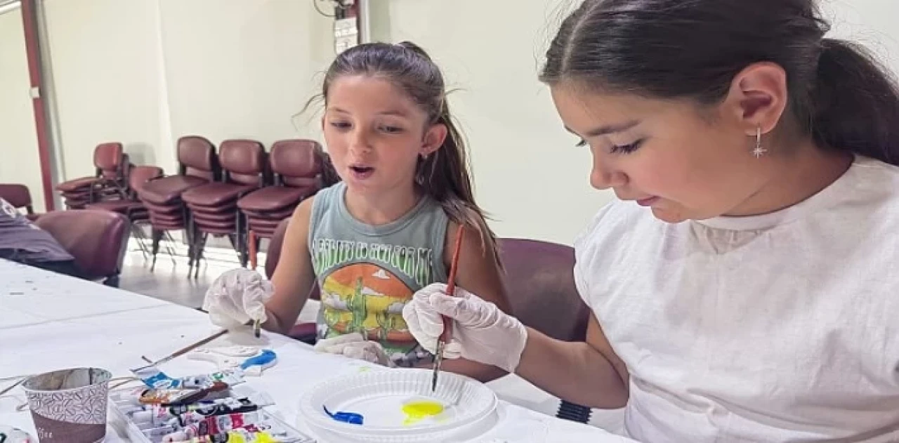 Gölcük Belediyesi kültür-sanat etkinlikleri kapsamında düzenlenen “Kültürümü Tanıyorum Eğlenerek Öğreniyorum” etkinlikte gençler, geleneksel sanatları eğlenerek öğrendiler