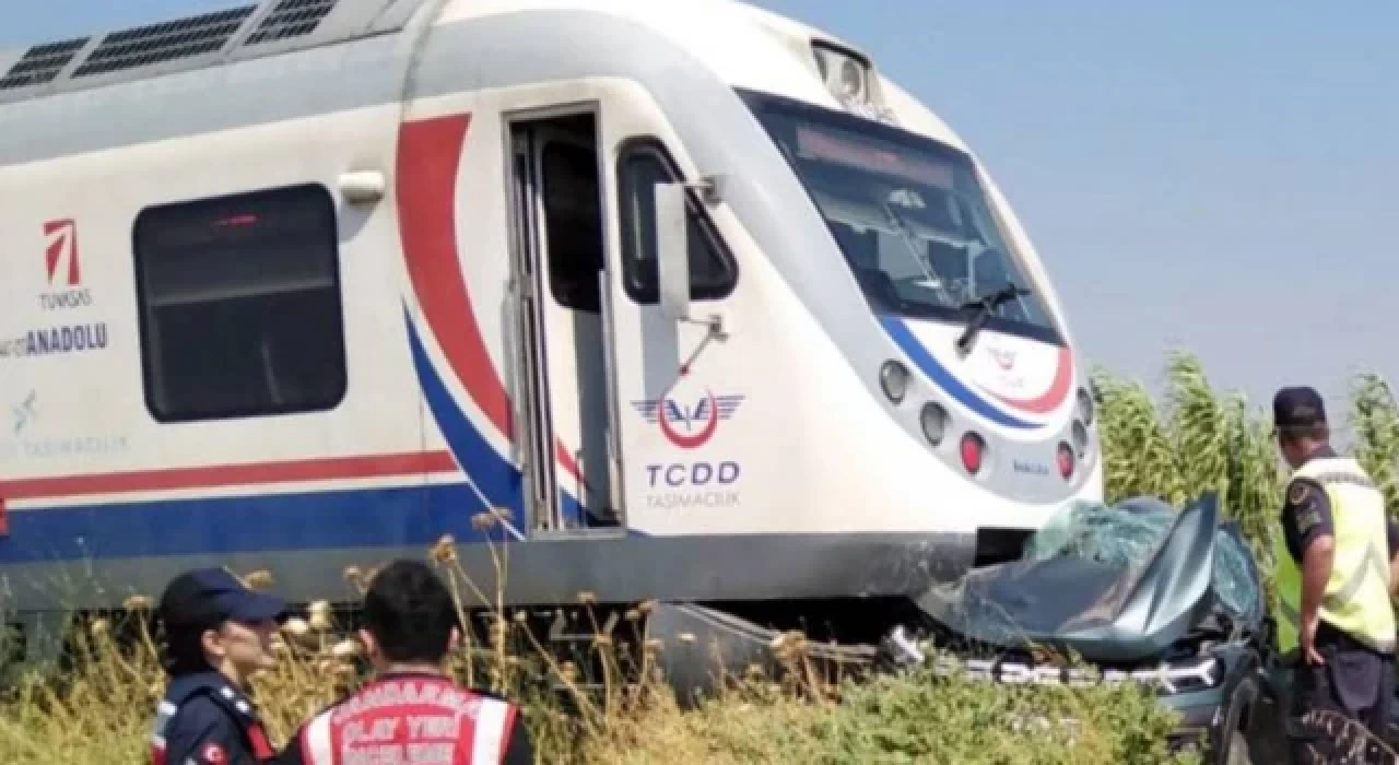 İzmir'de yolcu treni hafif ticari araçla çarpıştı; 3 kişi hayatını kaybetti