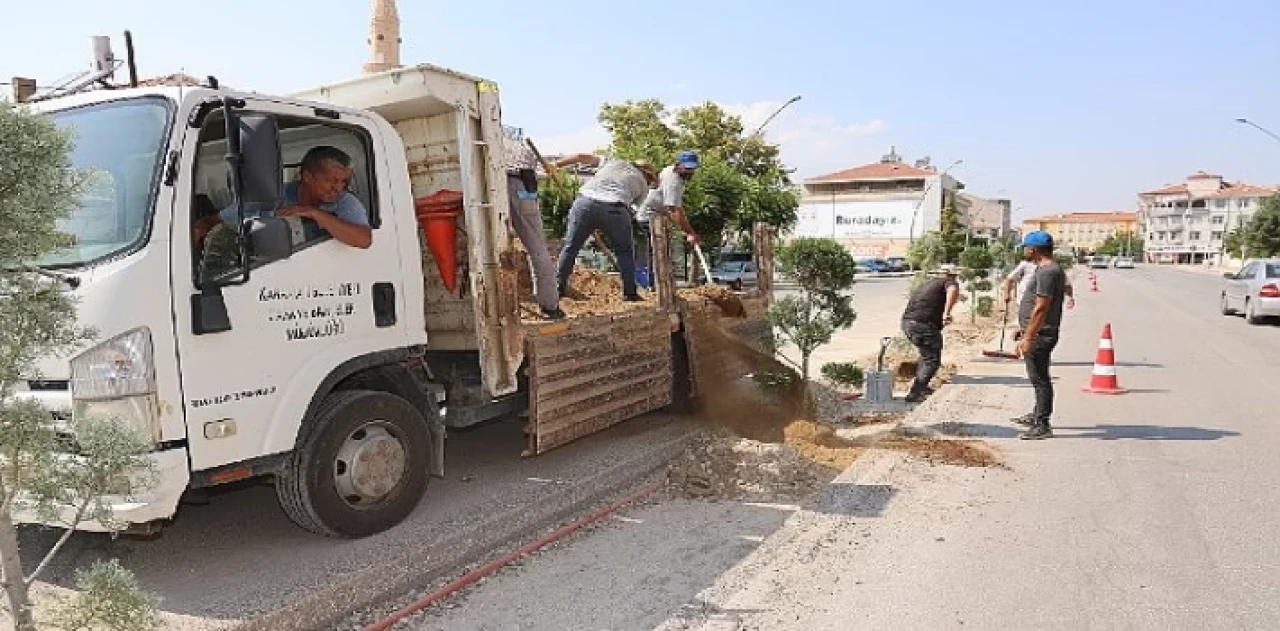 Karaman Belediyesi, Zeytin Dalı Bulvarı’nın valilik kısmında trafik güvenliğini ve akışını rahatlatmak için orta refüj düzenlemesi yapıyor