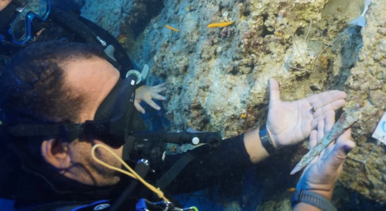 Antalya’daki su altı kazısında, Girit-Minos uygarlığına ait 3 bin 600 yıllık tunç hançer bulundu