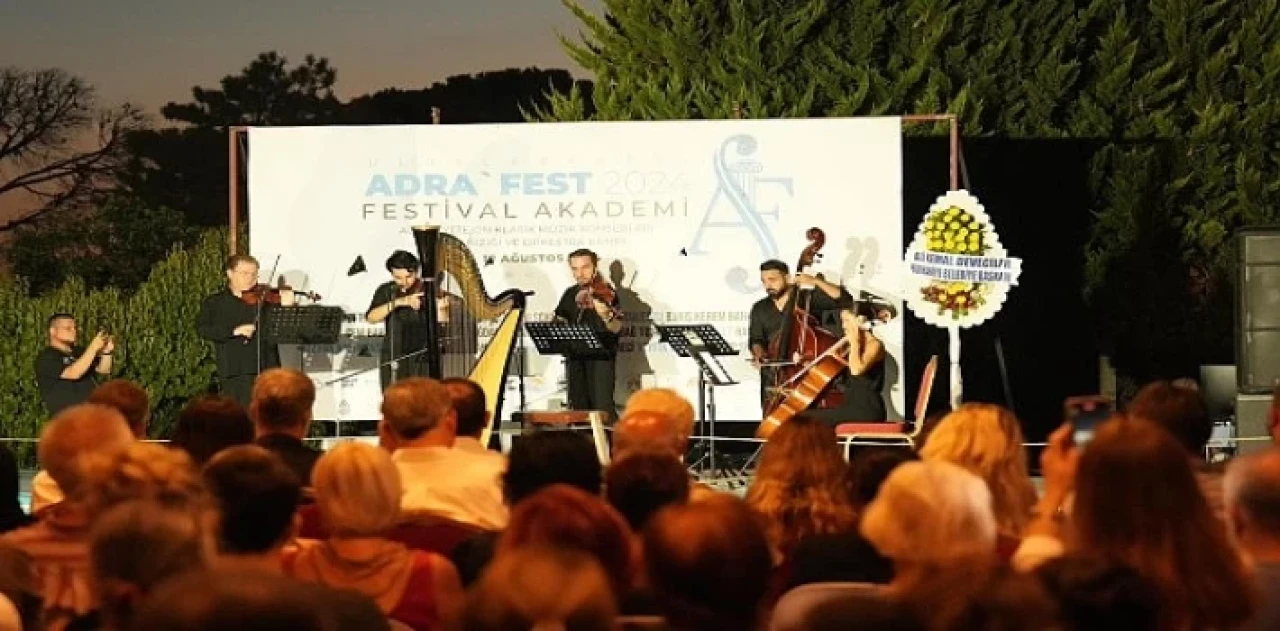 Bu yıl 2.’si düzenlenen Uluslararası ADRA’FEST’te açılış konseri, bugün saat 20.30’da Burhaniye Ören’deki Adramytteion Kazı Evi’nde gerçekleşti