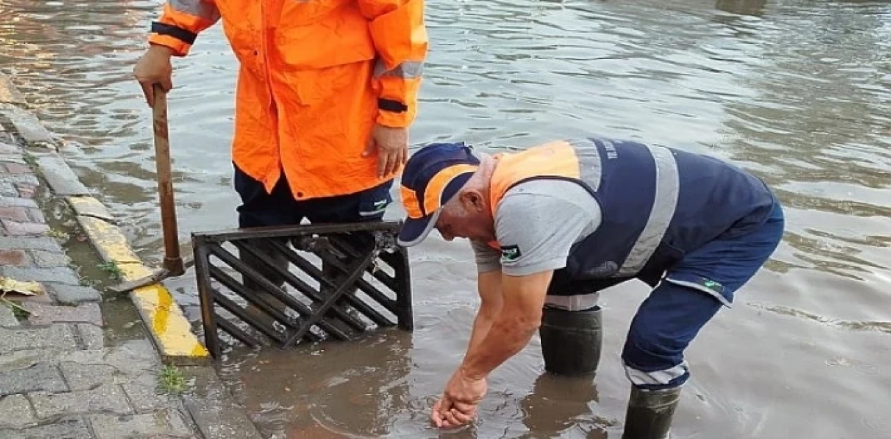 İstanbul’da sabah saatlerinden itibaren yağış etkili oldu. Gök gürültü sağanak yağış bazı noktalarda 26 kilogram yağışa yol açtı