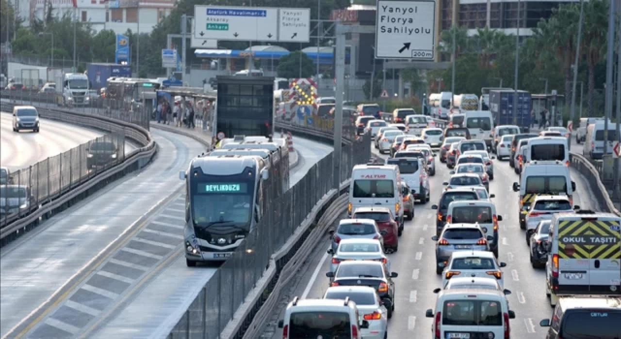 İstanbul'da metrobüs hattındaki "Beyaz Yol" çalışması nedeniyle Beşyol durağı hizmete kapatılacak