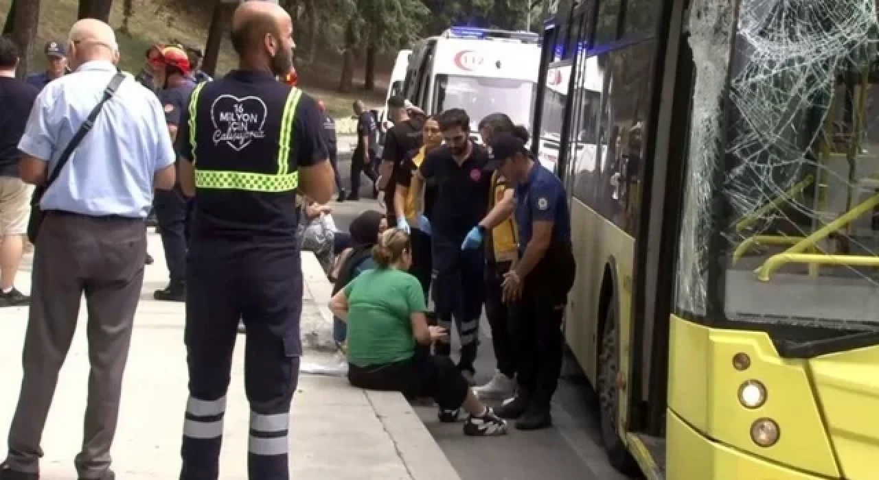 İstanbul'da üst geçide çarpan tır, yanından geçen İETT otobüsünün üzerine devrildi