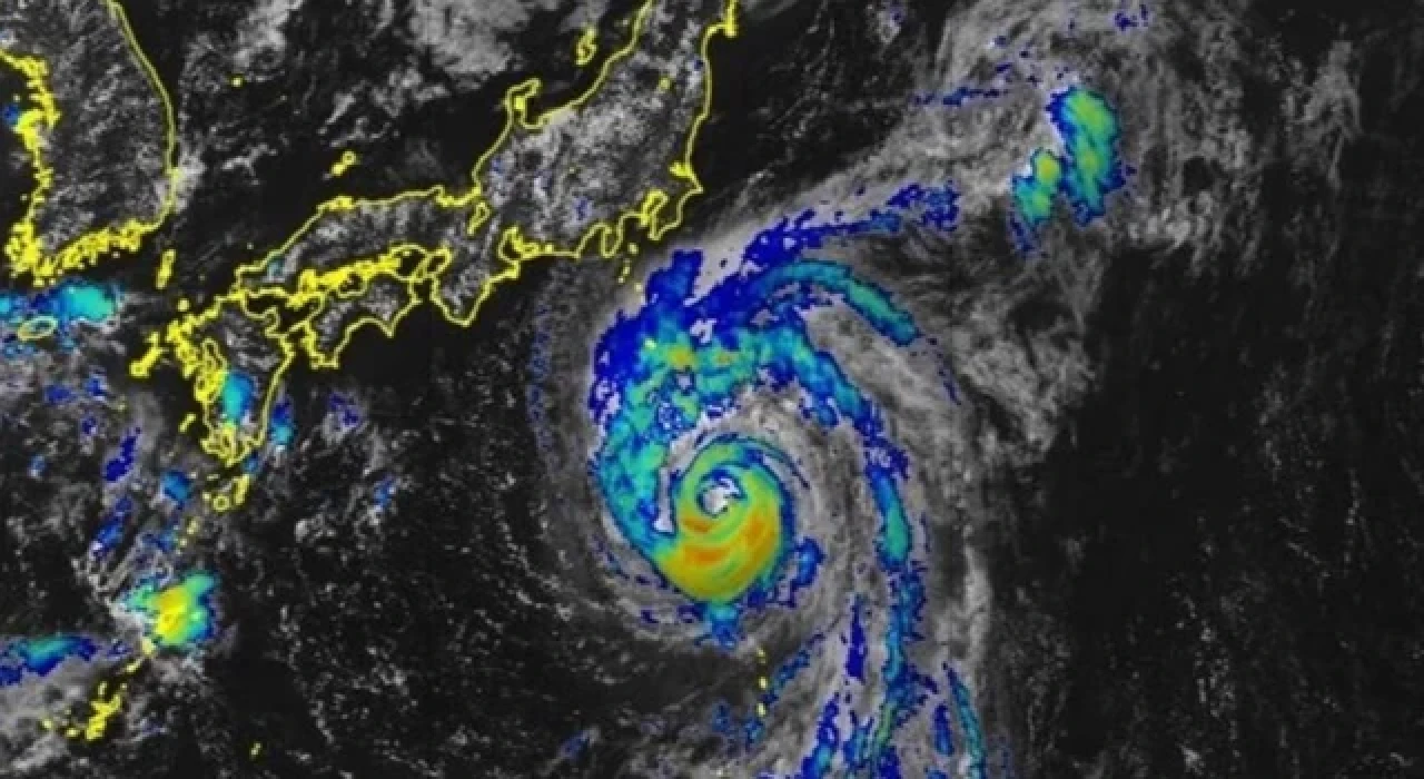 Japonya’da Ampil Tayfunu kabusu: 990 uçuş iptal edildi, tren seferleri durduruldu