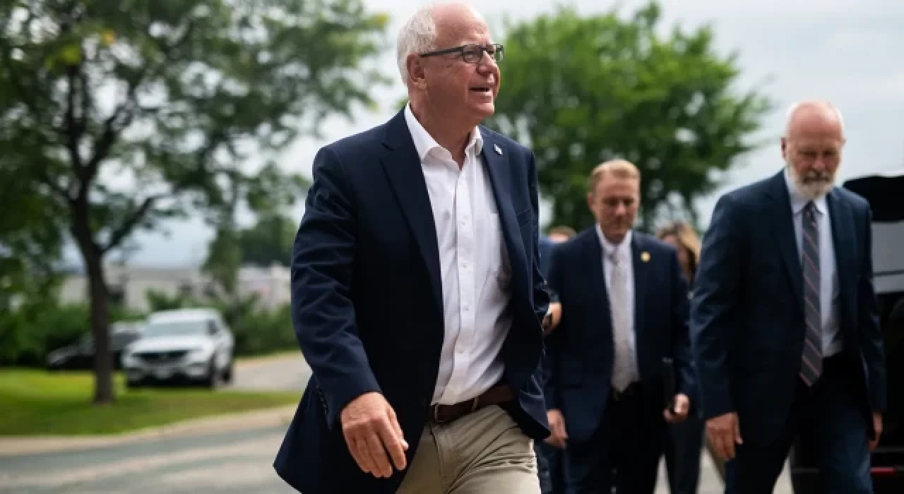 Kamala Harris, Başkan Yardımcısı adayı olarak Minnesota Valisi Tim Walz'ı seçti