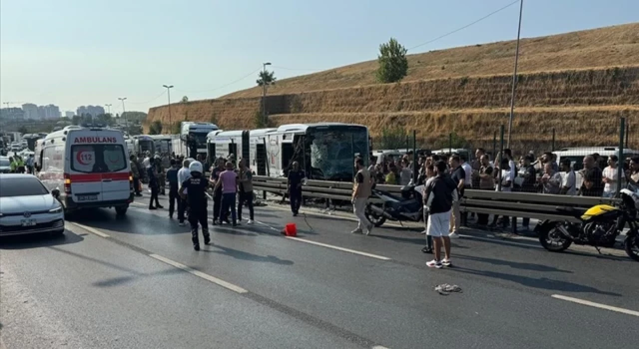 Küçükçekmece'de metrobüs kazası: 1 kişi yaşamını yitirdi, 35 kişi yaralandı