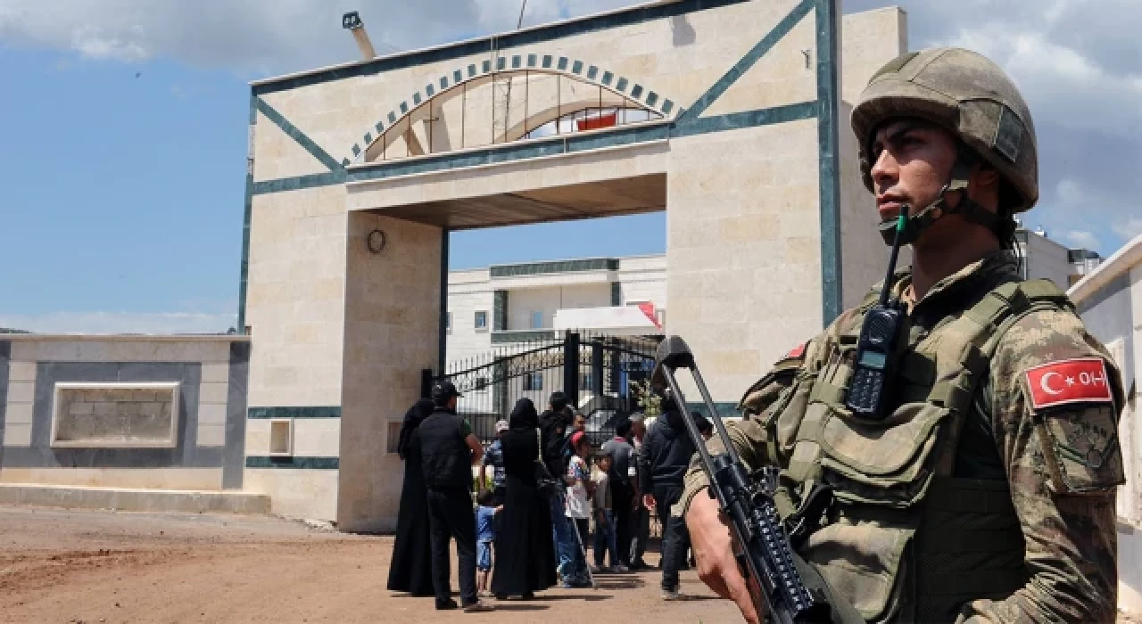 NATO, Zafer Bayramı'nı Afrin Hastanesi önünde nöbet tutan Türk askeri fotoğrafıyla kutladı