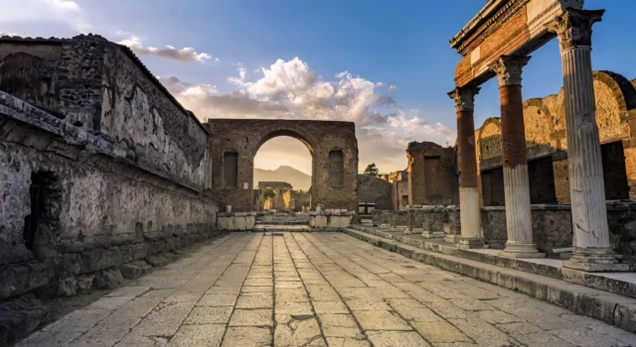 Pompei Antik Kenti’nin duvarına yazı yazan turist 60 bin euro cezaya çarptırıldı