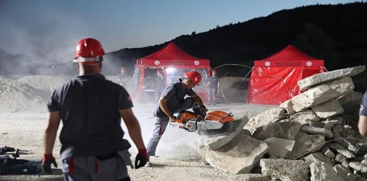 Seferihisar Belediyesi’nden gerçeği aratmayan deprem tatbikatı