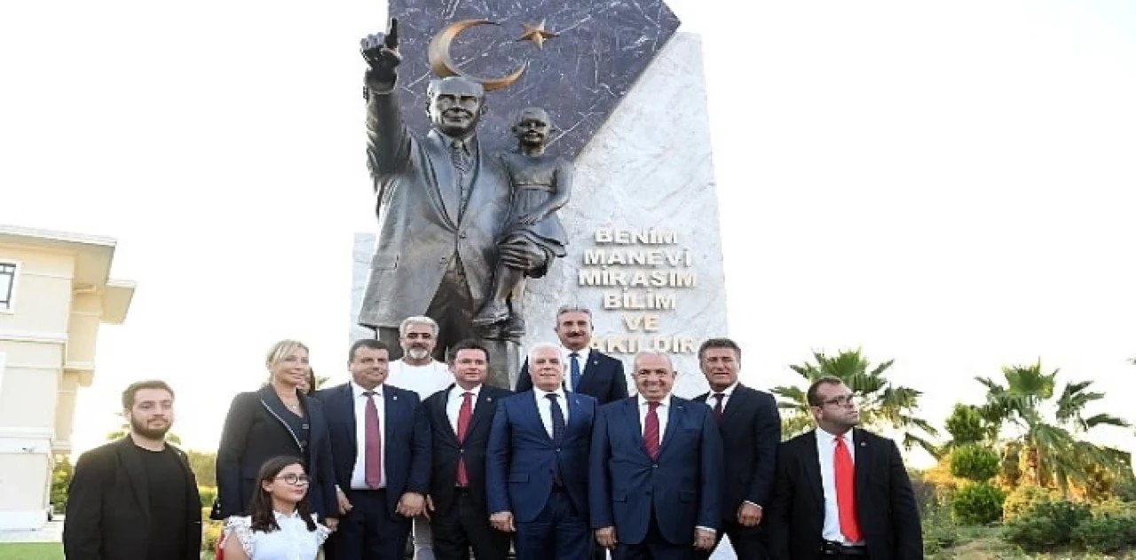 Zafer Bayramı, Atatürk Anıtı ile taçlandı