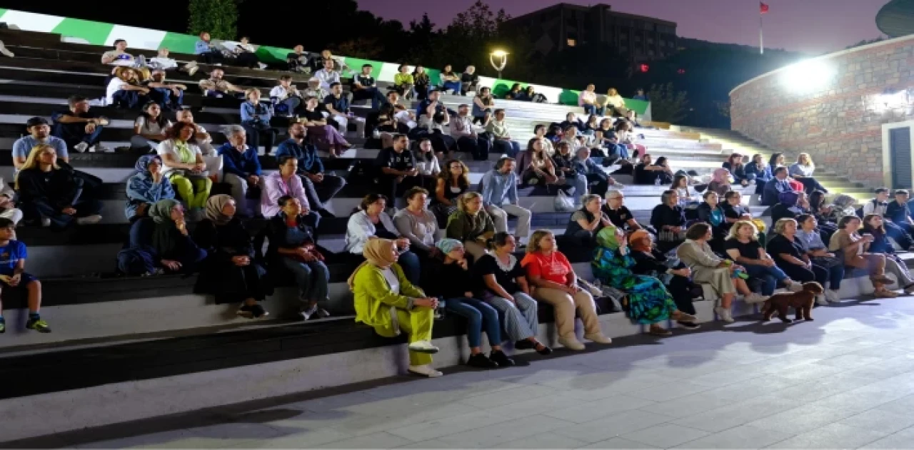 Bursa’da Atatürk Stadyumu Kütüphanesi önünde sinema keyfi