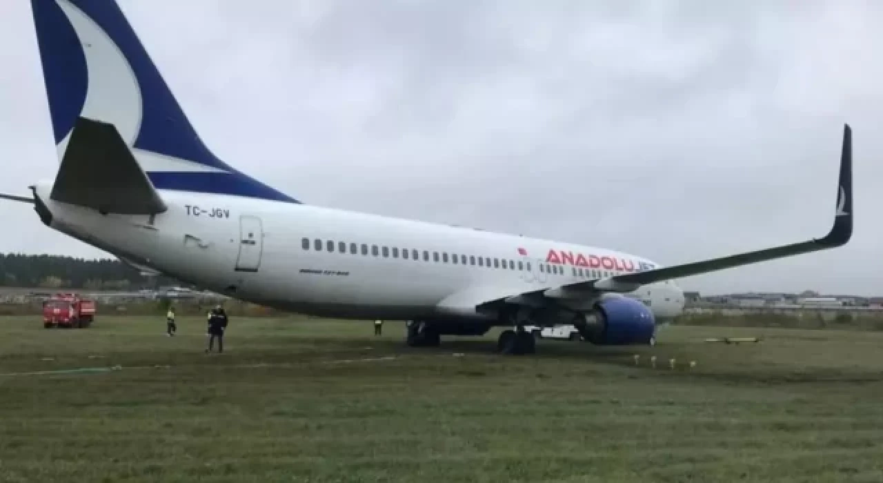 Hakkari'de yolcu uçağı pistten çıktı, tekerler çamura saplandı!