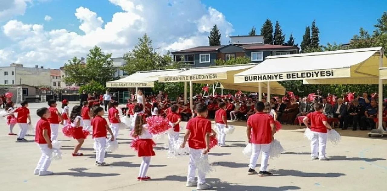 İlköğretim Haftası Burhaniye’de Düzenlenen Törenle Kutlandı