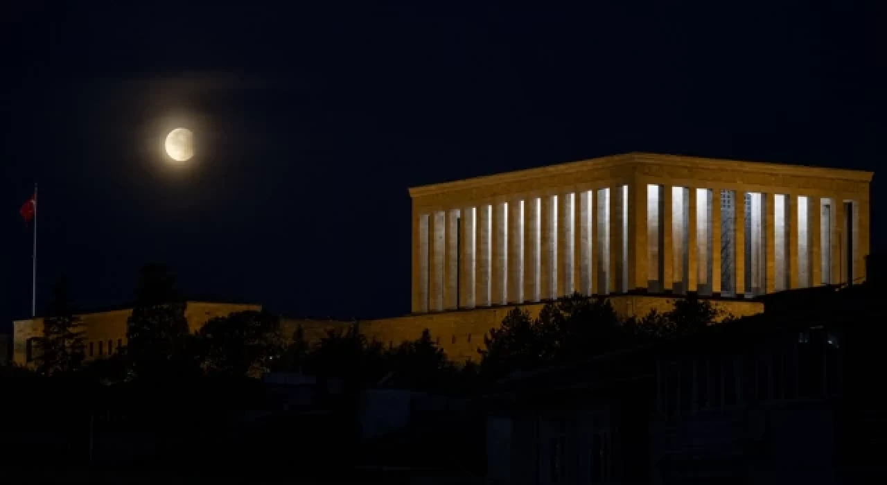 "Süper Kanlı Ay Tutulması" görsel şölen oluşturdu