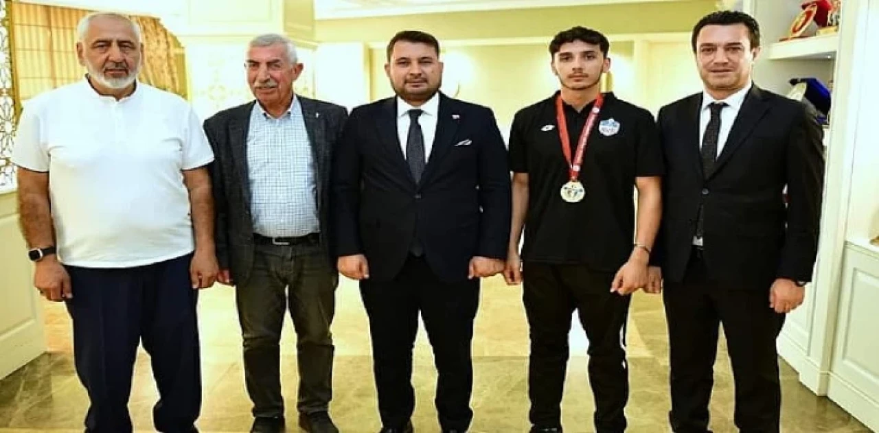 Kahramankazan Belediyespor Halter Takımı sporcusu Berat Ergün, Yıldızlar Türkiye Halter Şampiyonası’nda altın madalya kazandı