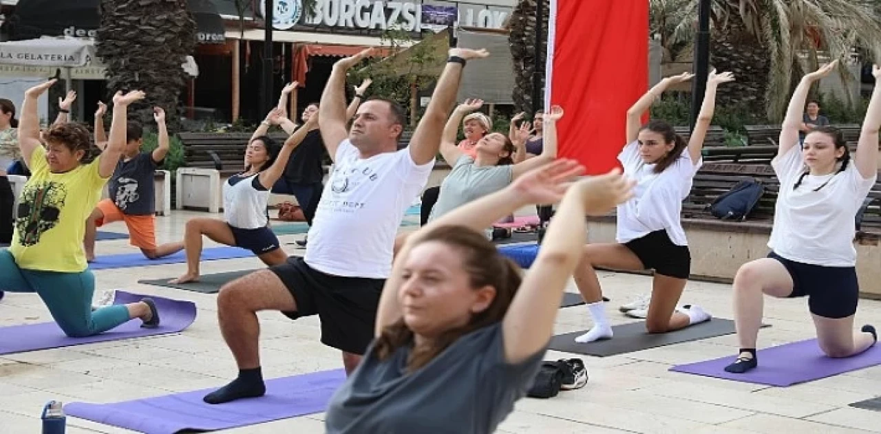 Mudanya Belediyesi ve Eflatun Yoga Yaşam Okulu’nun işbirliği ile Güzelyalı Atatürk Parkı’nda düzenlenen yoga etkinliği, pazar sabahına huzur dolu bir başlangıç getirdi.